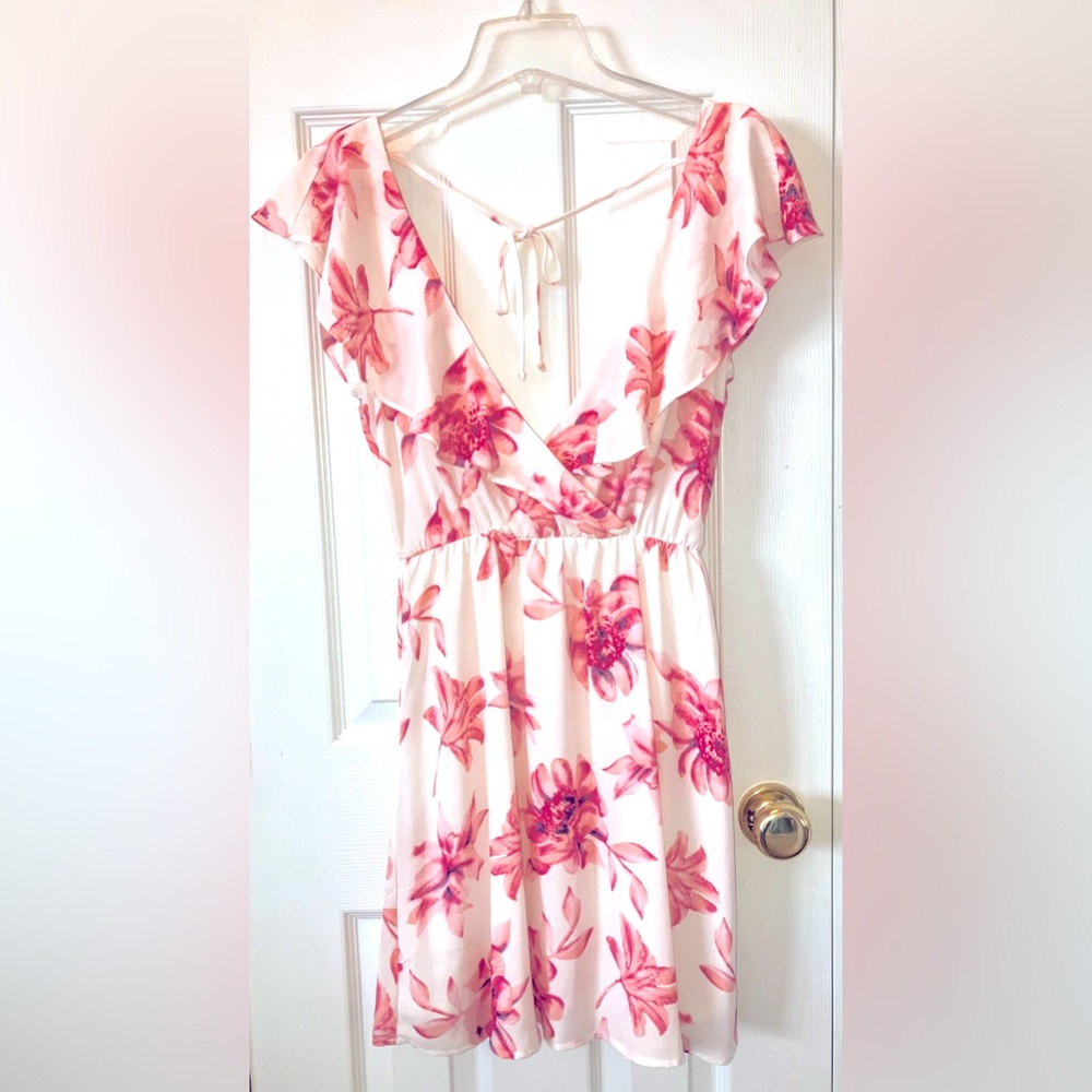 NWT LUSH Sz M/S Floral/Cream/White/Fuschia/Pink Wrap/Flowy/Deep V/Tie Back